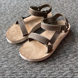 Teva Desert Sage Midform Uniform Geometric